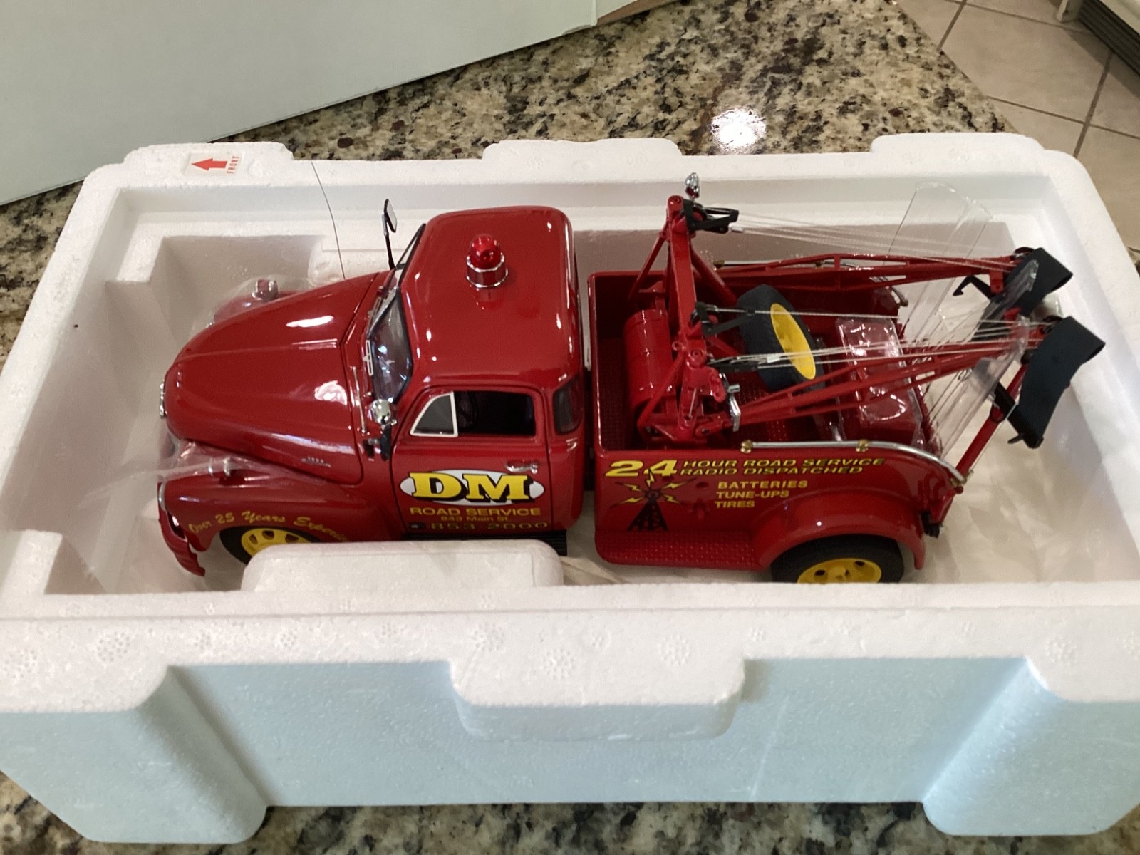 1/24 Danbury Mint 1953 Chevrolet Wrecker Red w/Graphics