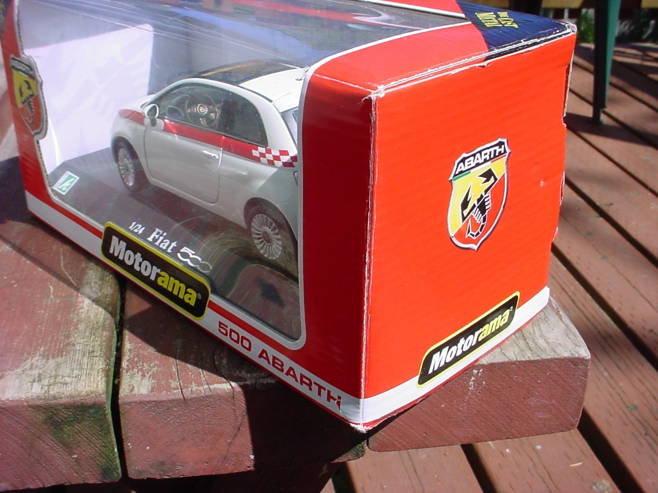 1:24 Motorama FIAT 500 ABARTH Limited Edition Diecast / White on Black stand MIB