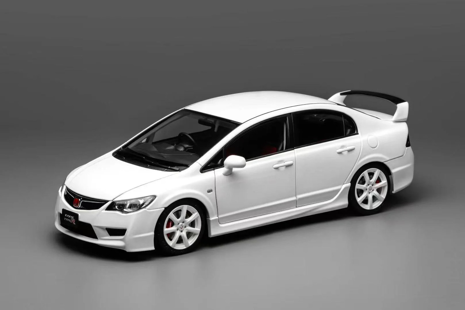 MOTORHELIX 1:18 Honda Civic Type R (FD2) 2007 Facelift Premium White Pearl