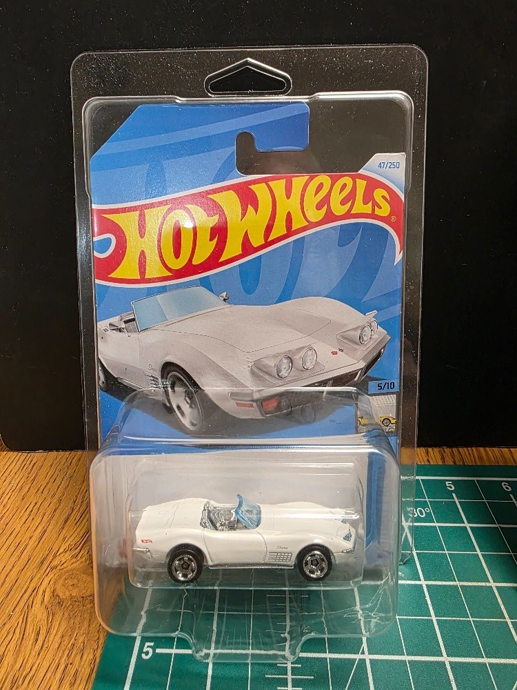 LOT OF 6 HOT WHEELS IN PROTECTORS NO DOUBLES, SEE DESCRIPTION FOR DETAILS (PR)