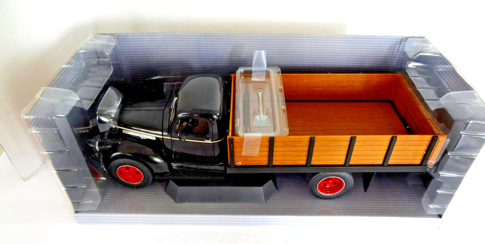 HIGHWAY 61 COLLECTABLES 1946 CHEVROLET GRAIN TRUCK 1/16 SCALE DIECAST #50190