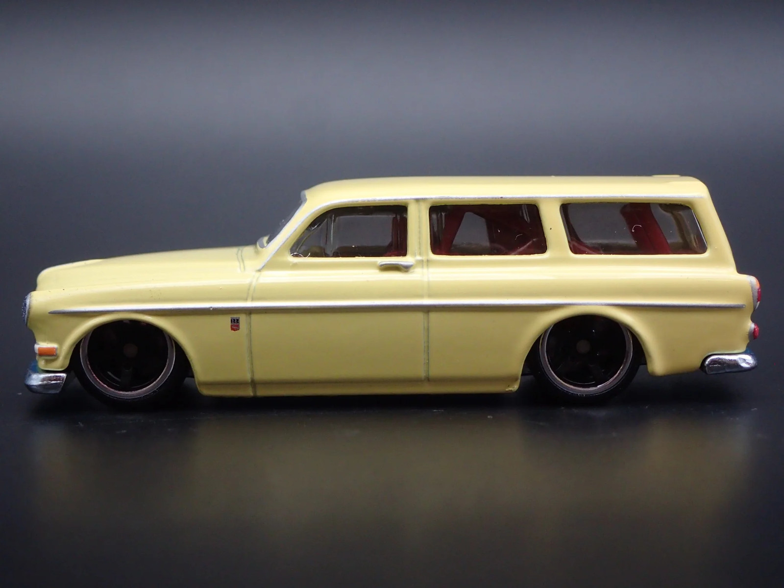 1962-1969 VOLVO P220 AMAZON STATION WAGON 1:64 SCALE DIORAMA DIECAST MODEL CAR