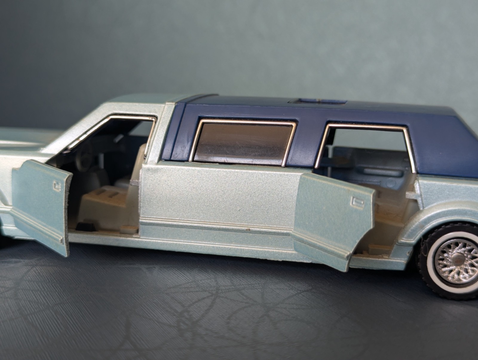 Majorette 3045 Series Super Stretch Limousine Dark/Light Blue, Doors Work