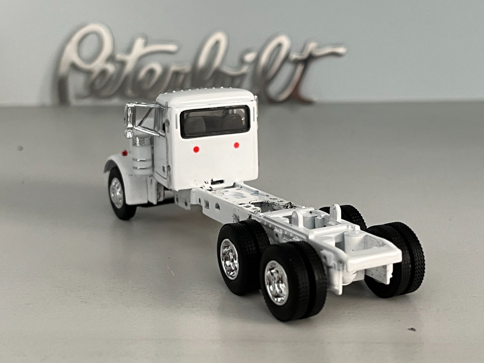 DCP WHITE PETERBILT 379 DAY CAB 230″ FRAME (5″ long) PARTS TRUCK