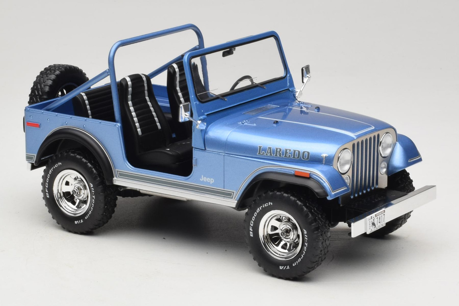 Jeep CJ-7 Laredo Blue 1:18 MCG | MCG18553
