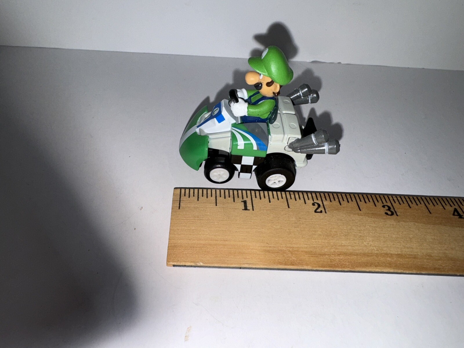 MARIO KART PULL BACK RACERS. ( LUIGGI) 2009