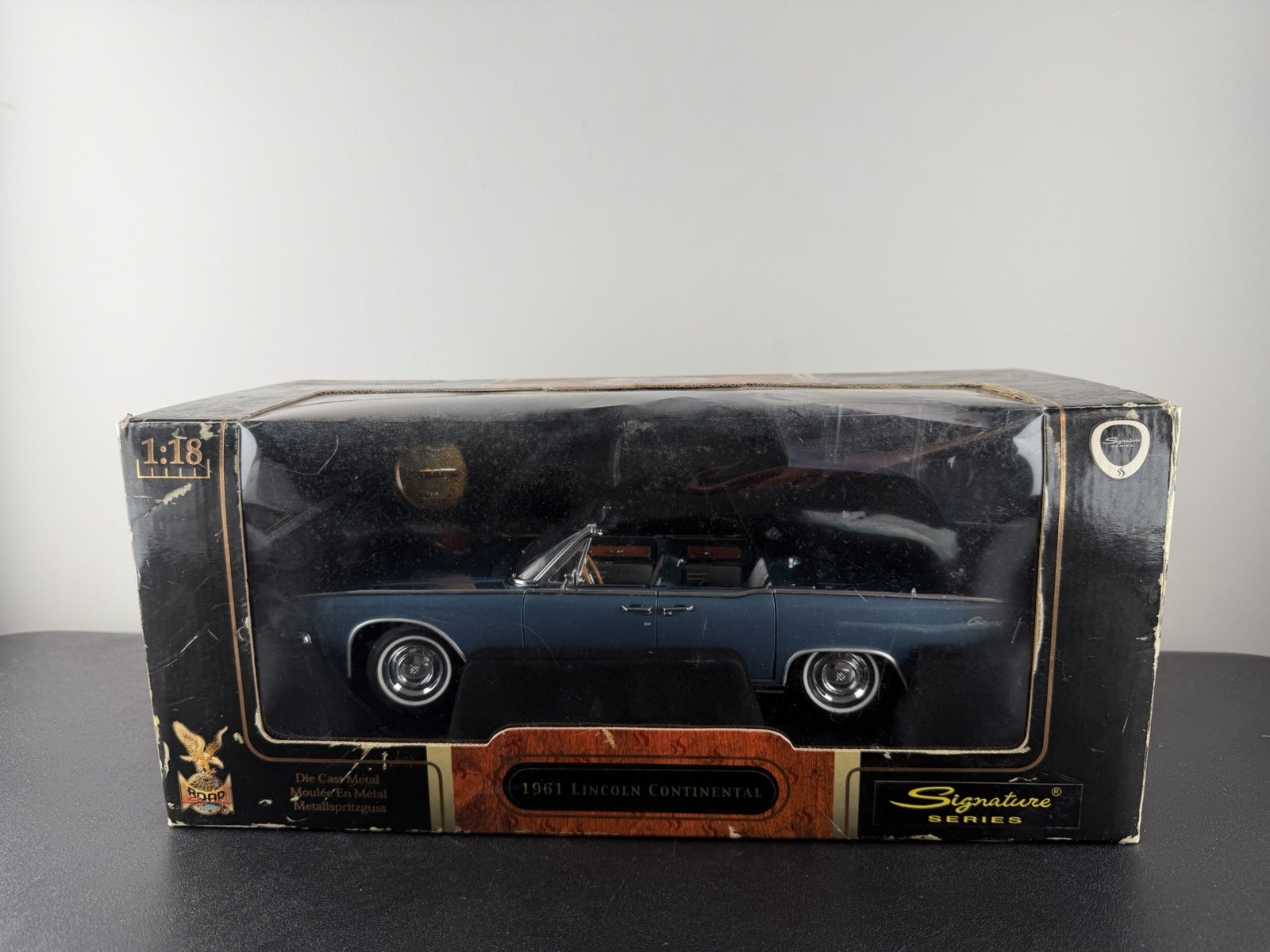 Road Signature 1961 Lincoln Continental 1:18 Blue 24K Gold Plated Coin