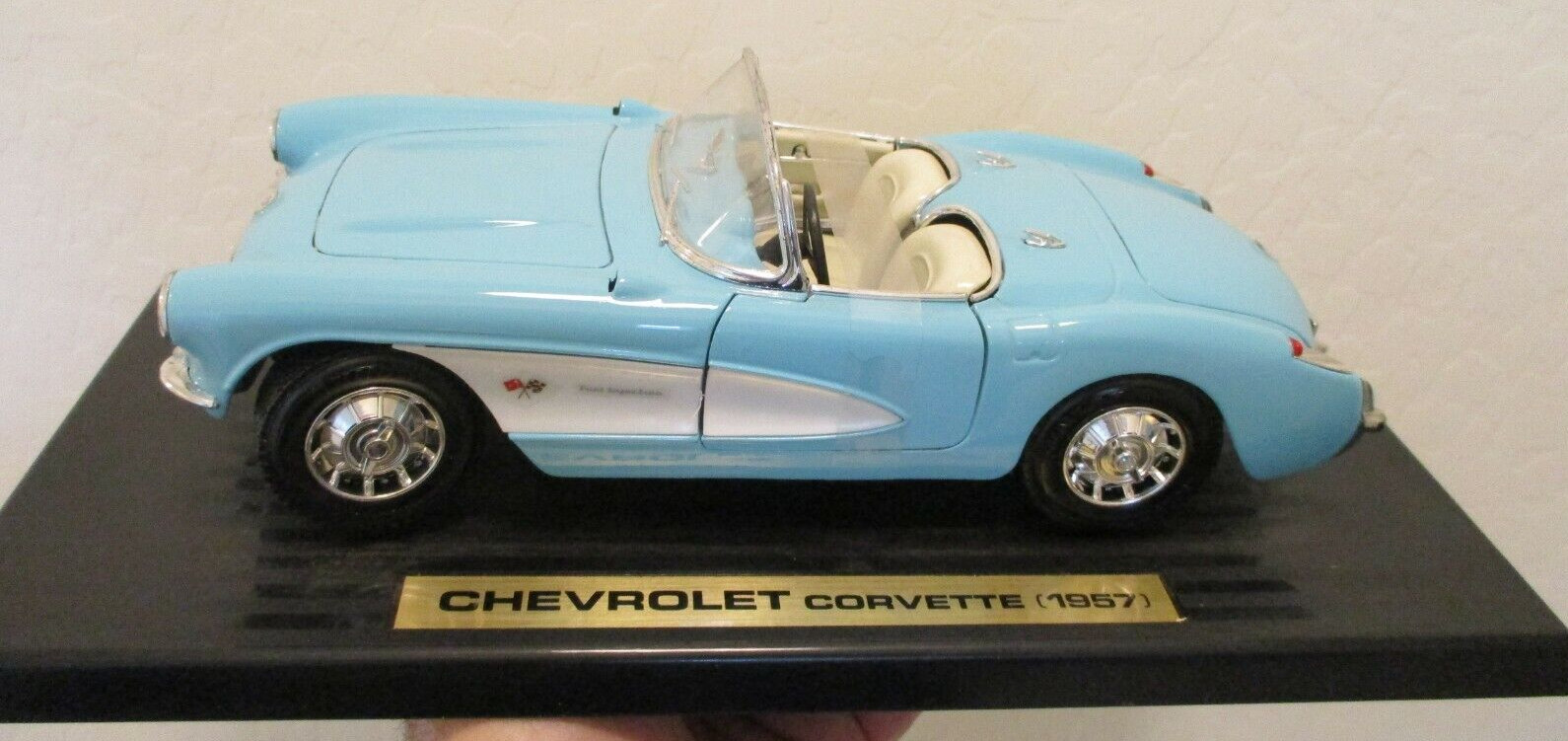 Road Tough Brand 1957 Corvette Light Blue and White 1:18 Diecast Metal W/Box ’57