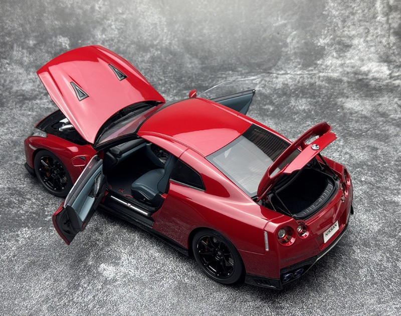 MotorHelix 1/18 Nissan GTR R35 Track Edition NISMO T-Spec 2020 Diecast Model Car