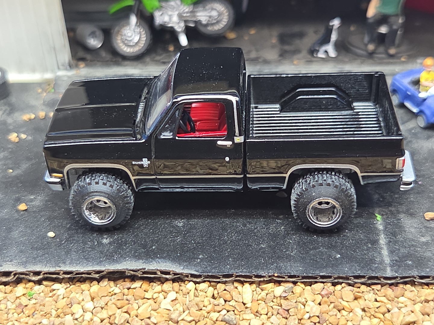 CUSTOM BUILT LIFTED 1:64 CHEVEROLET 1980s Silverado SQUARE BODY CHEVY 4×4 mud 83