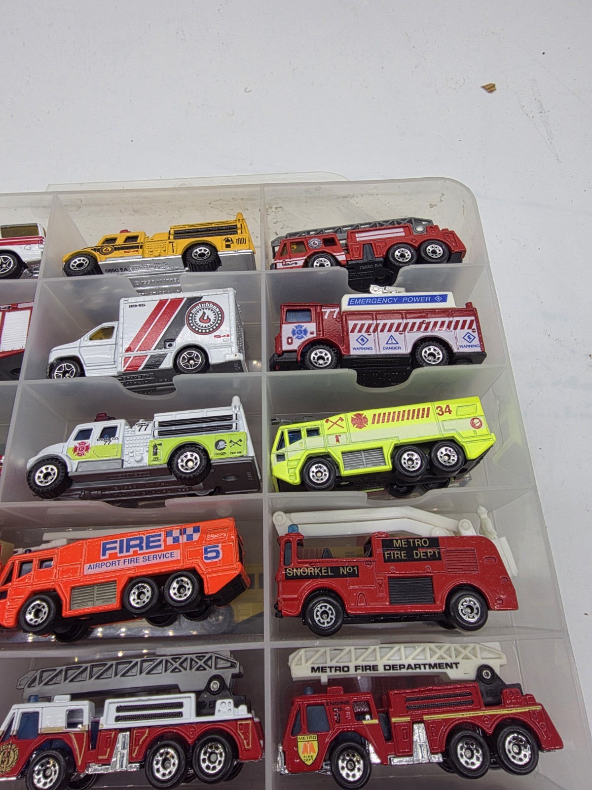 Mix – LOT of 48 – Fire Trucks, Ambulance & Emergency Vehicles