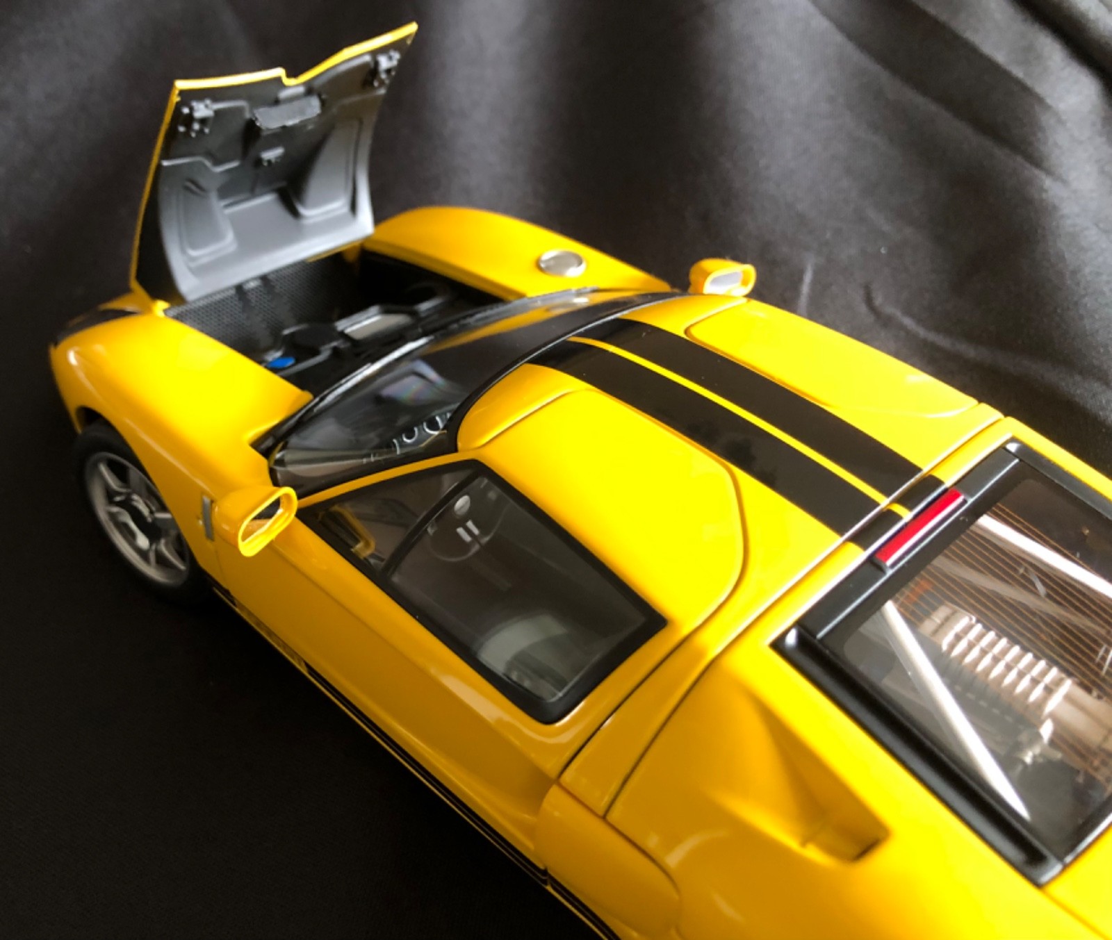 AUTO art Millennium 2004 Ford GT Yellow w/Black Stripes *NIB* 1:18