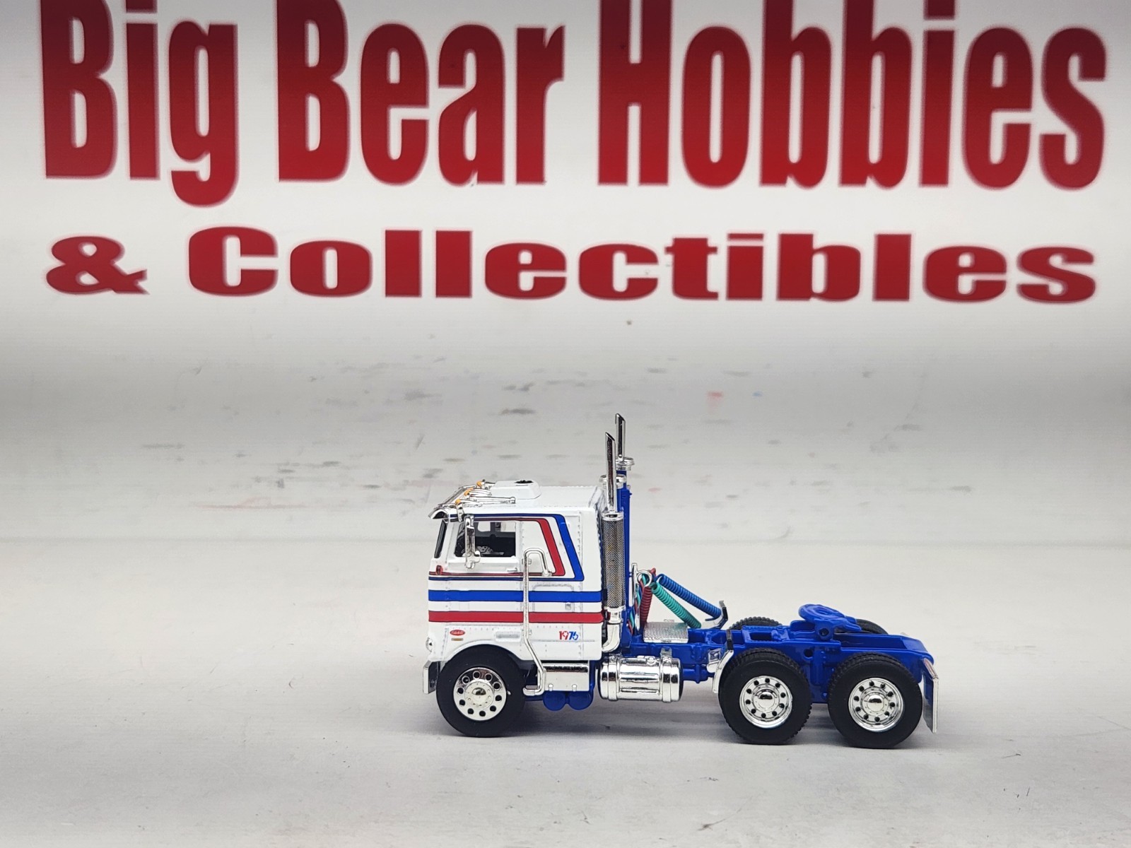 DCP NEW 1/64 Bicentennial Red, White,Blue 352 Peterbilt 86″ Bunk Cabover Tractor