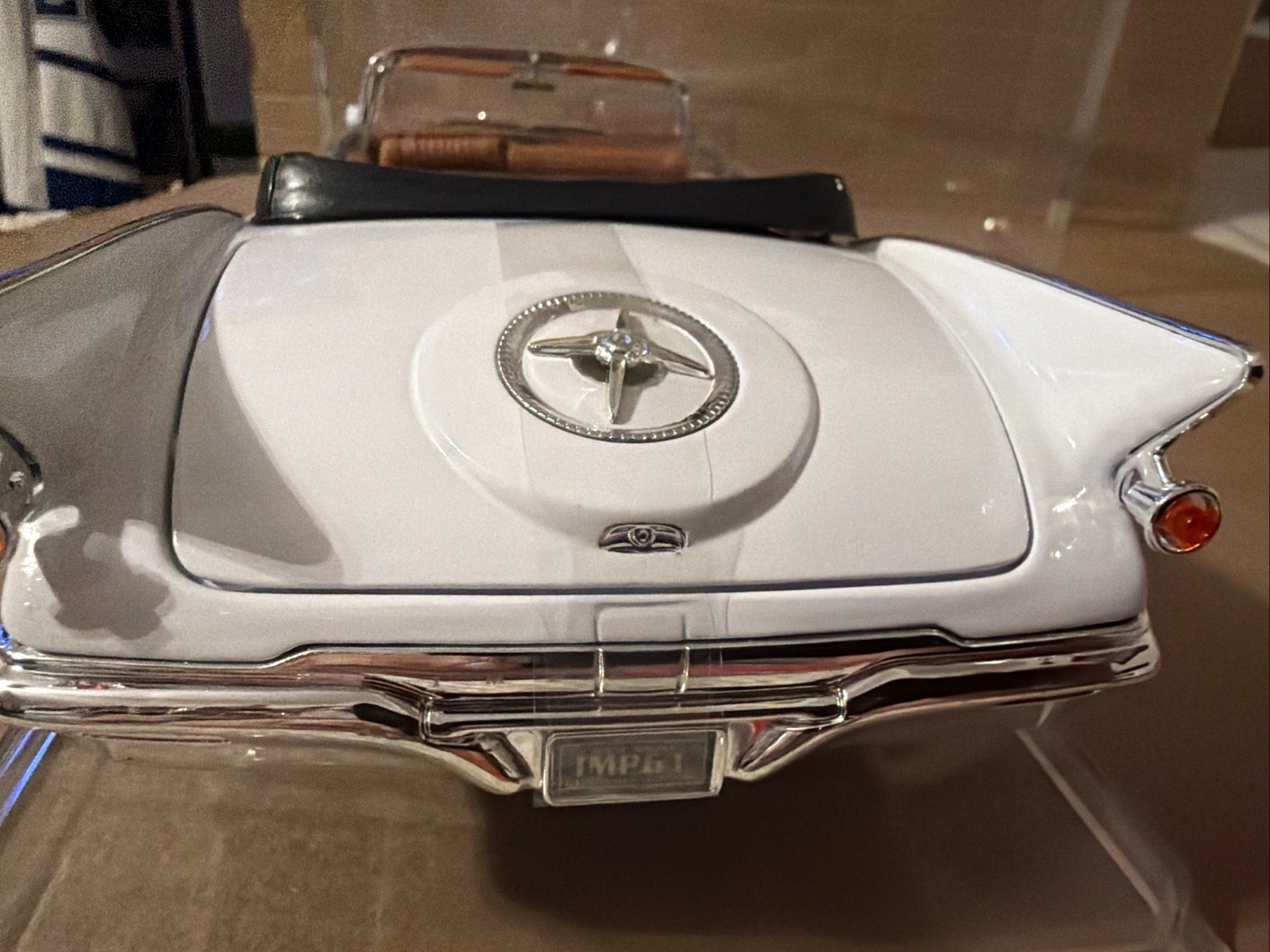 Yat Ming Road Signature 1961 Imperial Crown Convertible White 1:18 Removable Top