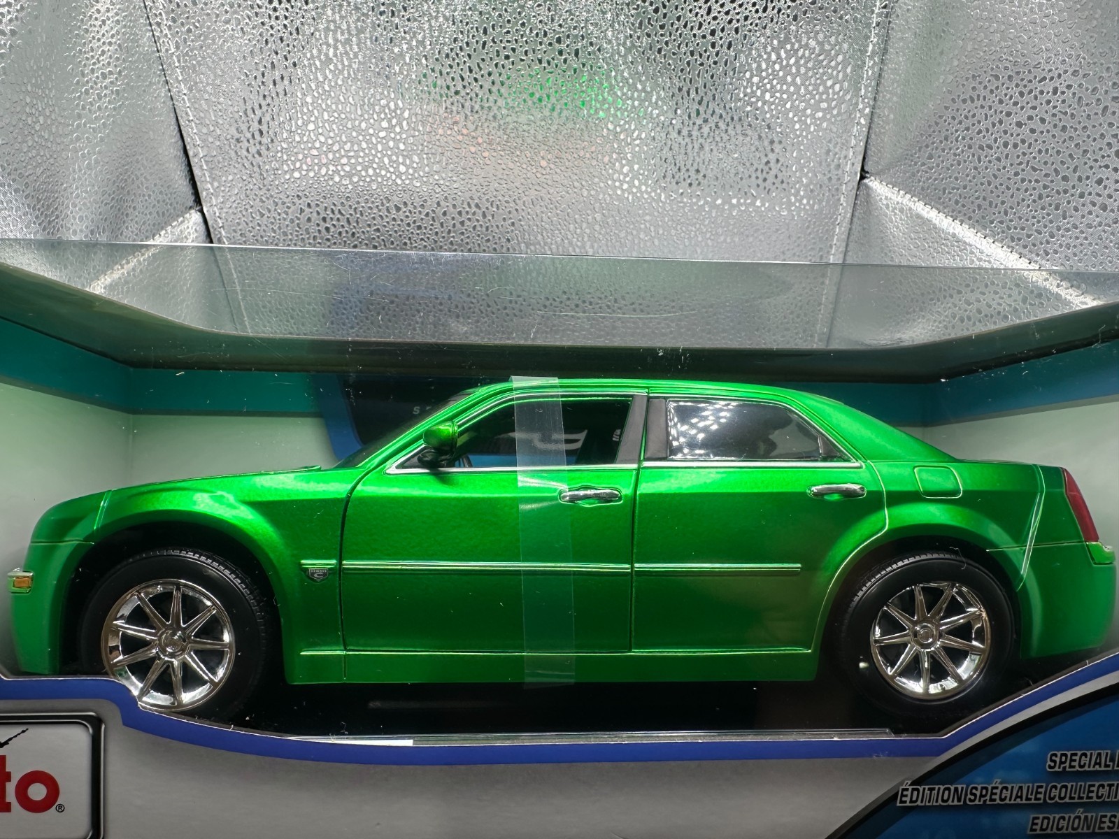 Maisto 1:18 2005 Chrysler HEMI 300C Diecast Model Car Special Edition – Green