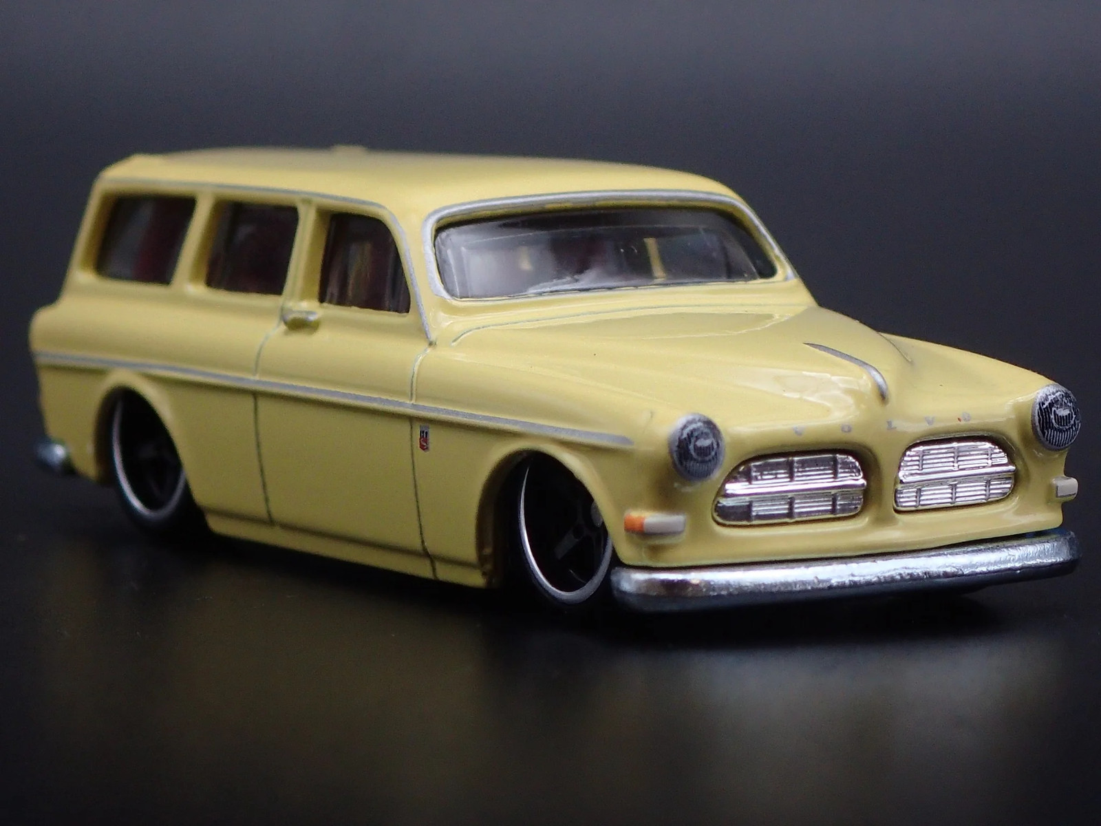 1962-1969 VOLVO P220 AMAZON STATION WAGON 1:64 SCALE DIORAMA DIECAST MODEL CAR