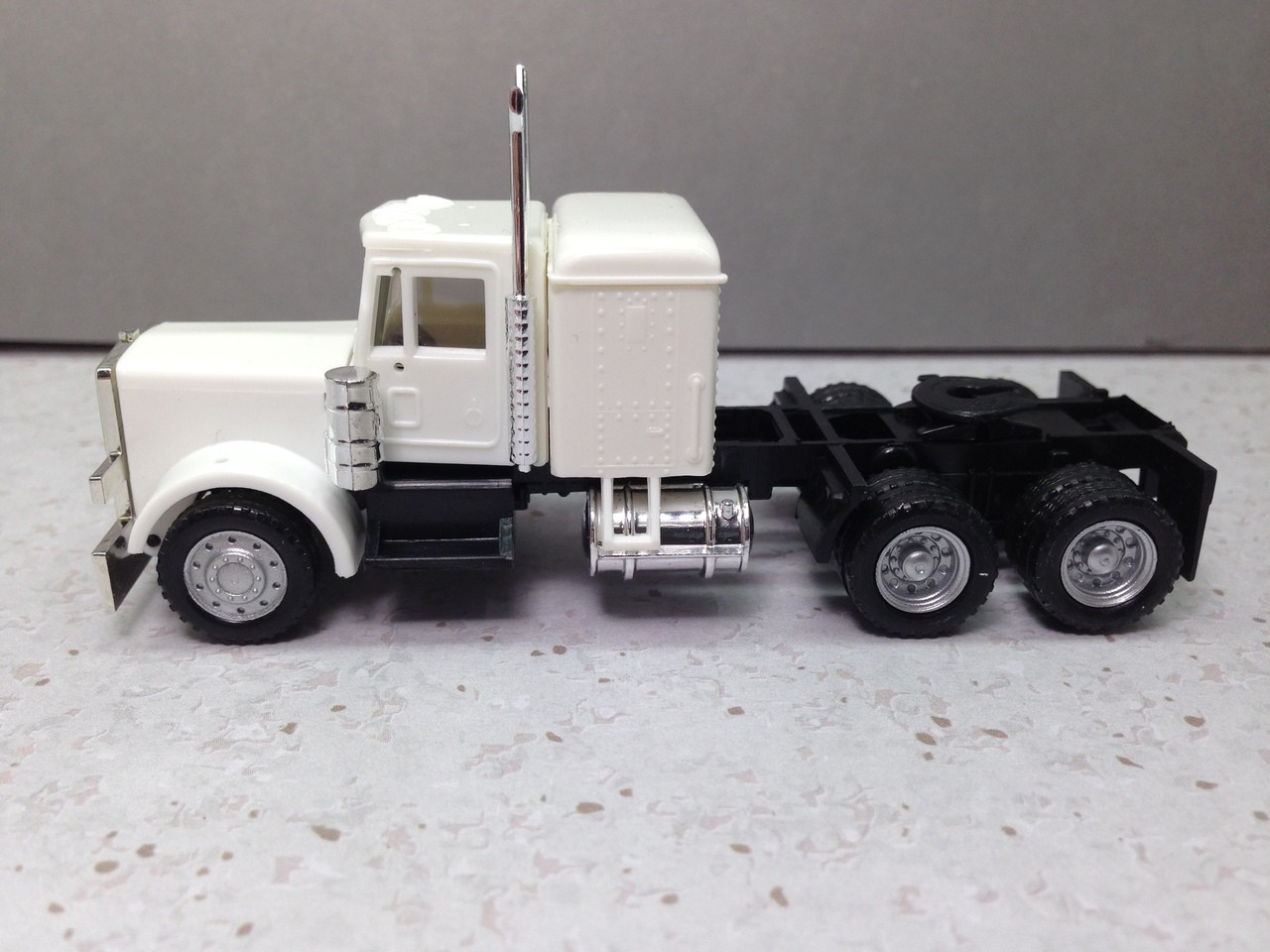 HO 1:87 Promotex # 25284 Peterbilt long chassis tandem tractor – White