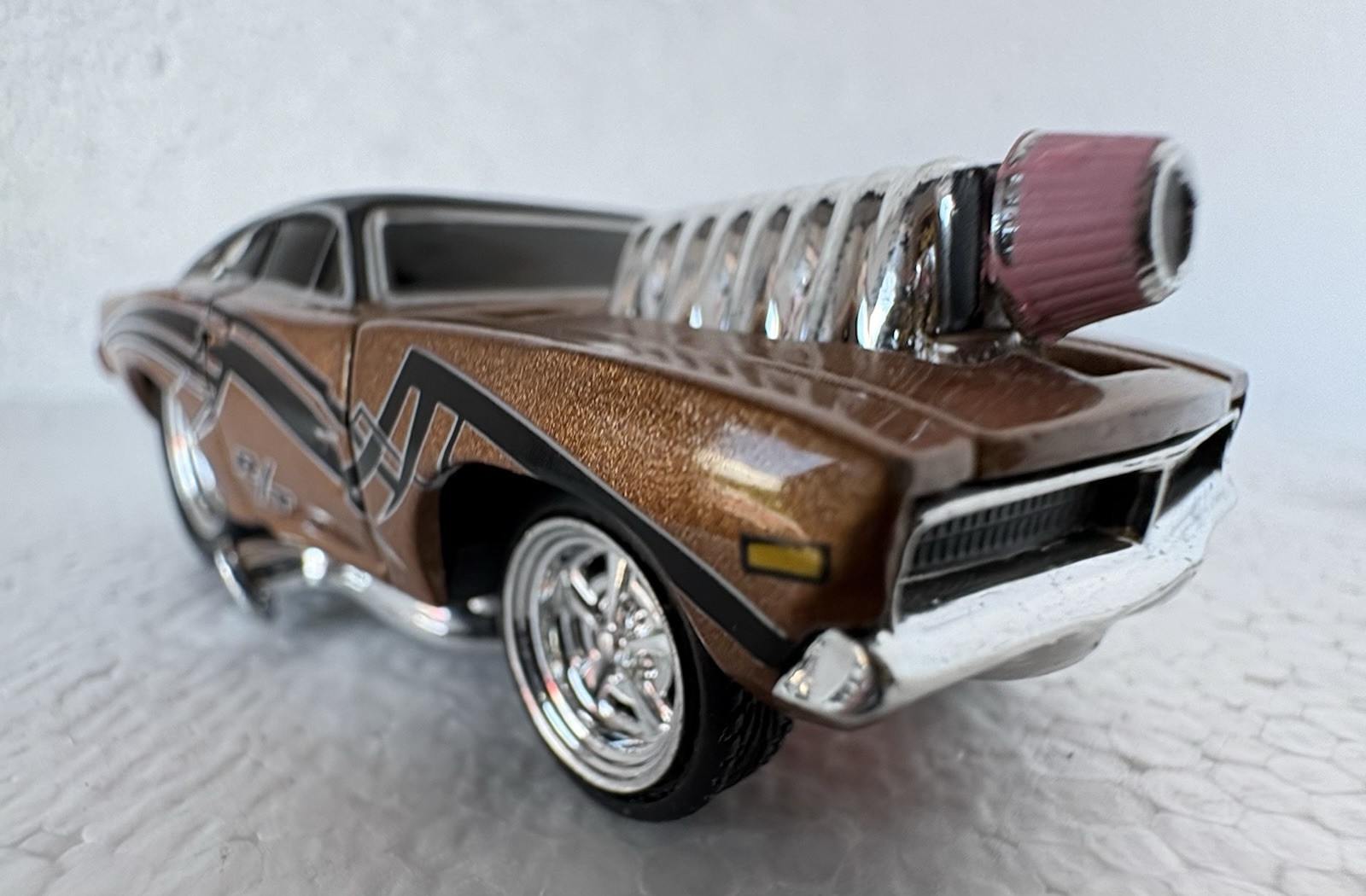Muscle Machines Dodge Challenger R/T Bronze Chrome Blower Pink Intake 1/64