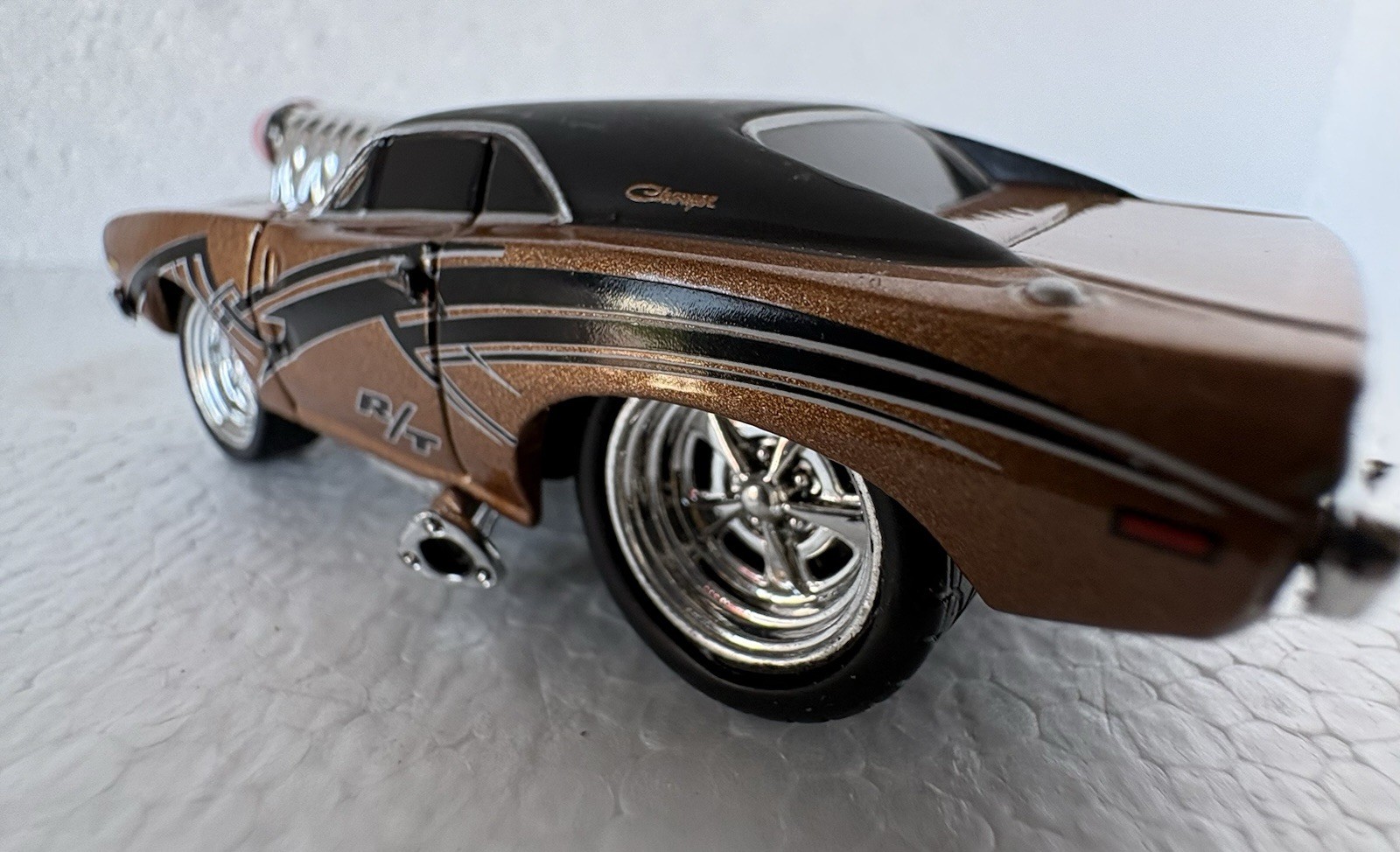 Muscle Machines Dodge Challenger R/T Bronze Chrome Blower Pink Intake 1/64
