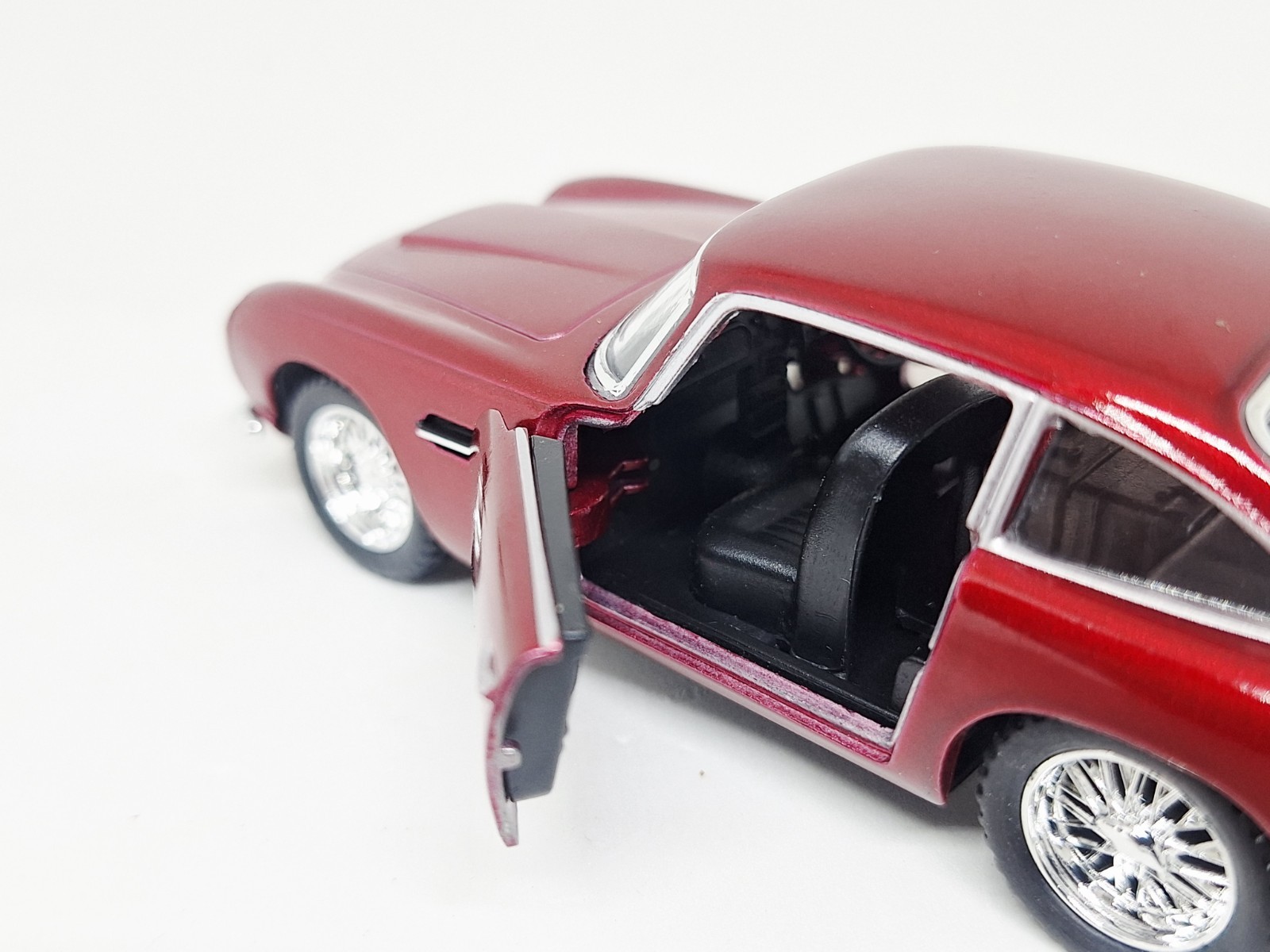 KiNSMART Aston Martin DB5 1963 Candy Apple Red Hardtop 1/38 O Scale Diecast Car