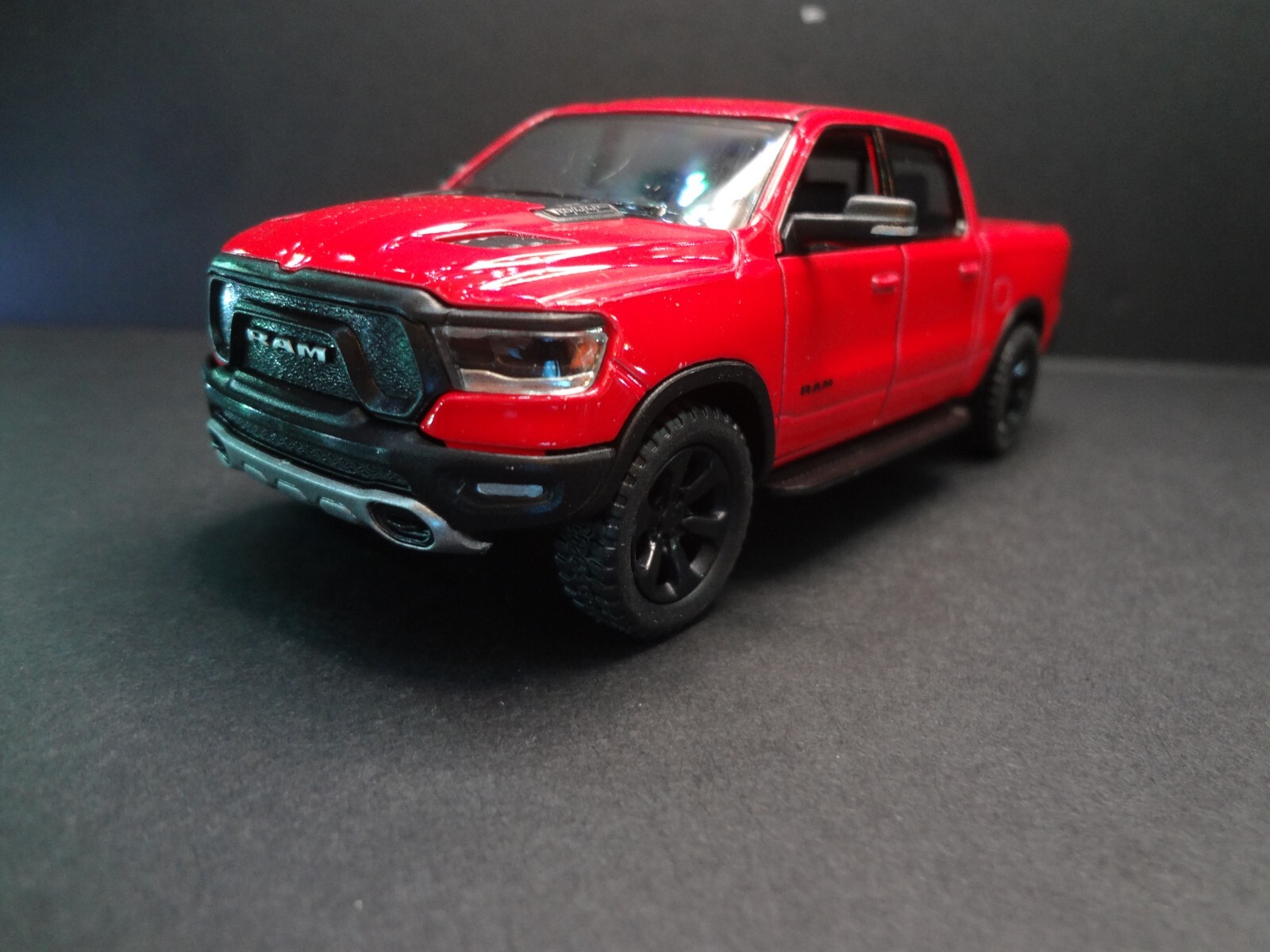 1:46 Scale 2019 Dodge RAM 1500 red – Loose