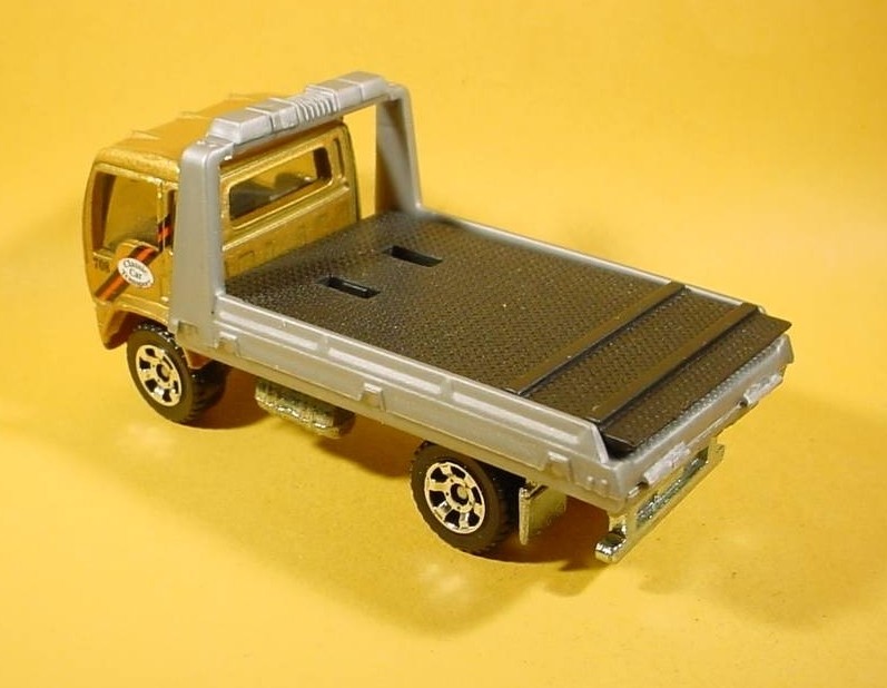 MATCHBOX GOLD ISUZU DELIVERY TRUCK FLATBED LOOSE