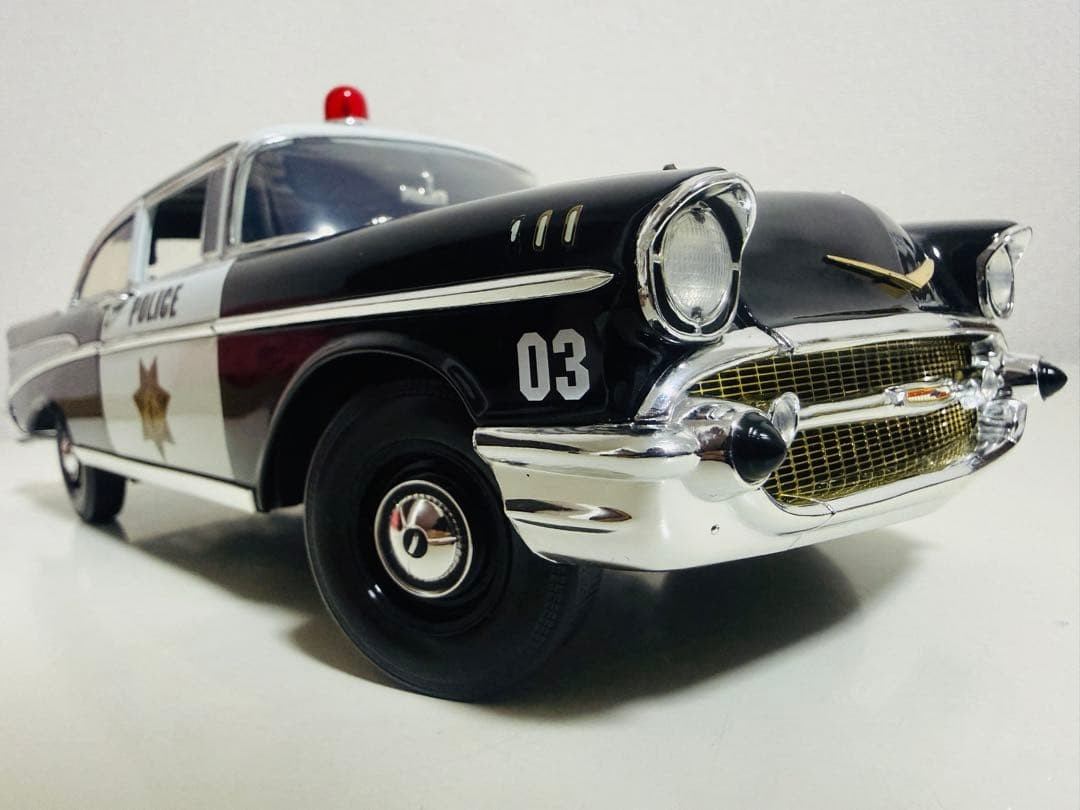 Diecast 1/18 ’57 Chevy Chevrolet BelAir collectible display case used