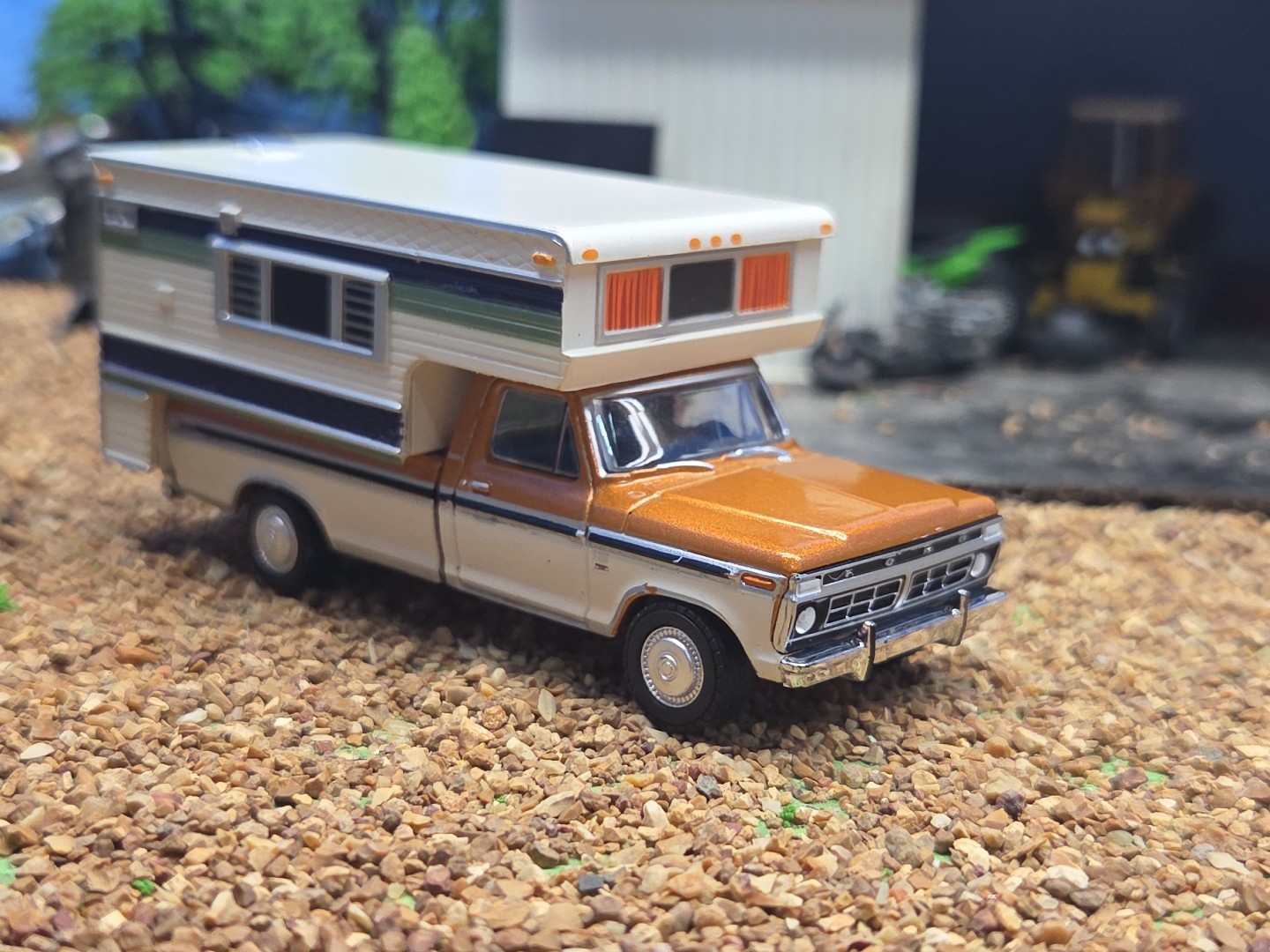 GREENLIGHT 1976 4×4 Ford F-250 XLT Lariat Truck 1:64 CAMPER Farm Ertl 1979