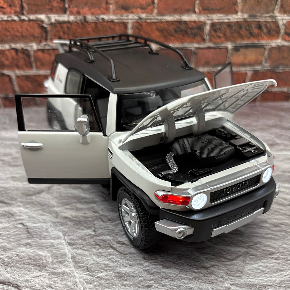 2007/2014 TOYOTA FJ Cruiser 1:24 Diecast – Officially Licensed – White With Box