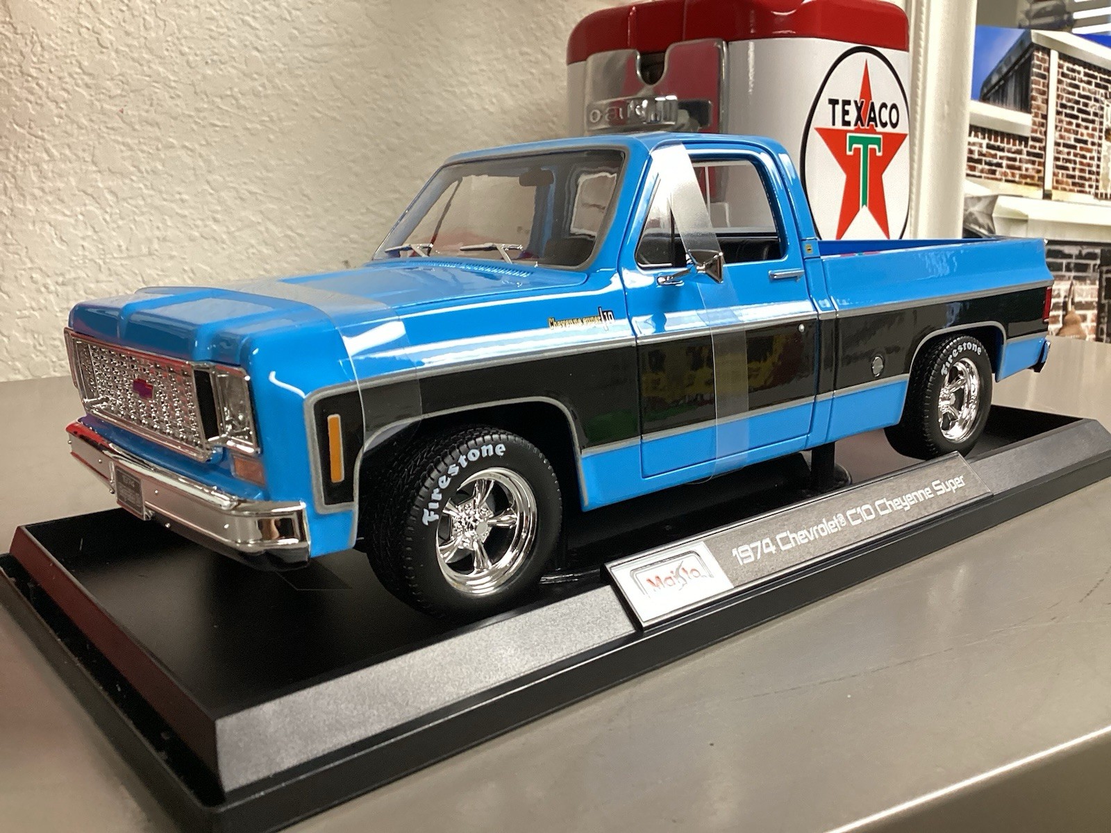 Maisto 1974 Chevrolet C/10 Cheyenne Super 1:18 Scale Special Edition Diecast