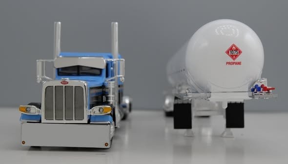 NEW DCP 69-2304 BLUE BLACK PETERBILT 389 W/ PROPANE BOTTLE CHROME FENDERS NIB