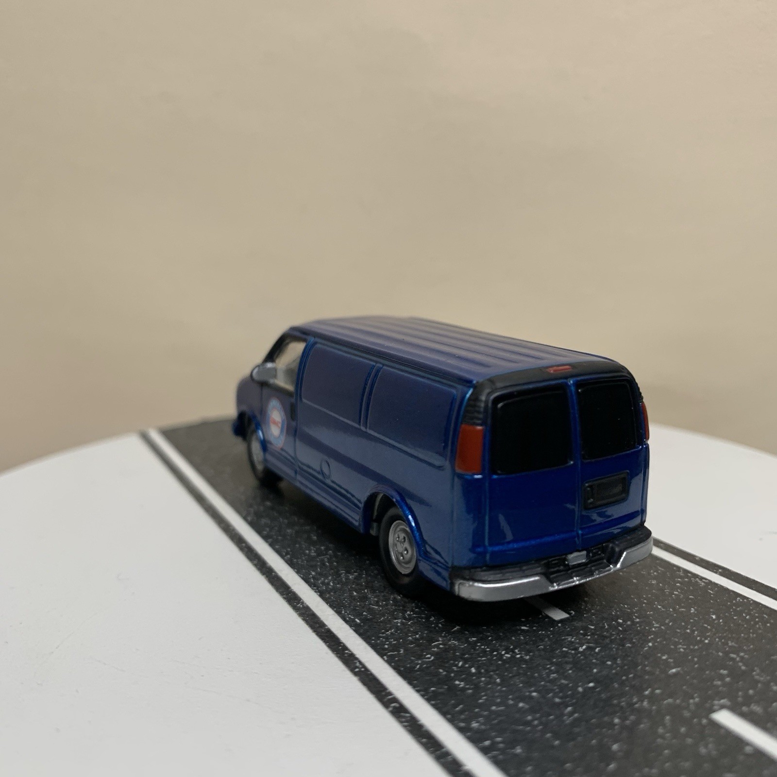 Johnny Lightning Working Class 2000 GMC Savana Van Blue “Commercial Trucks” NM