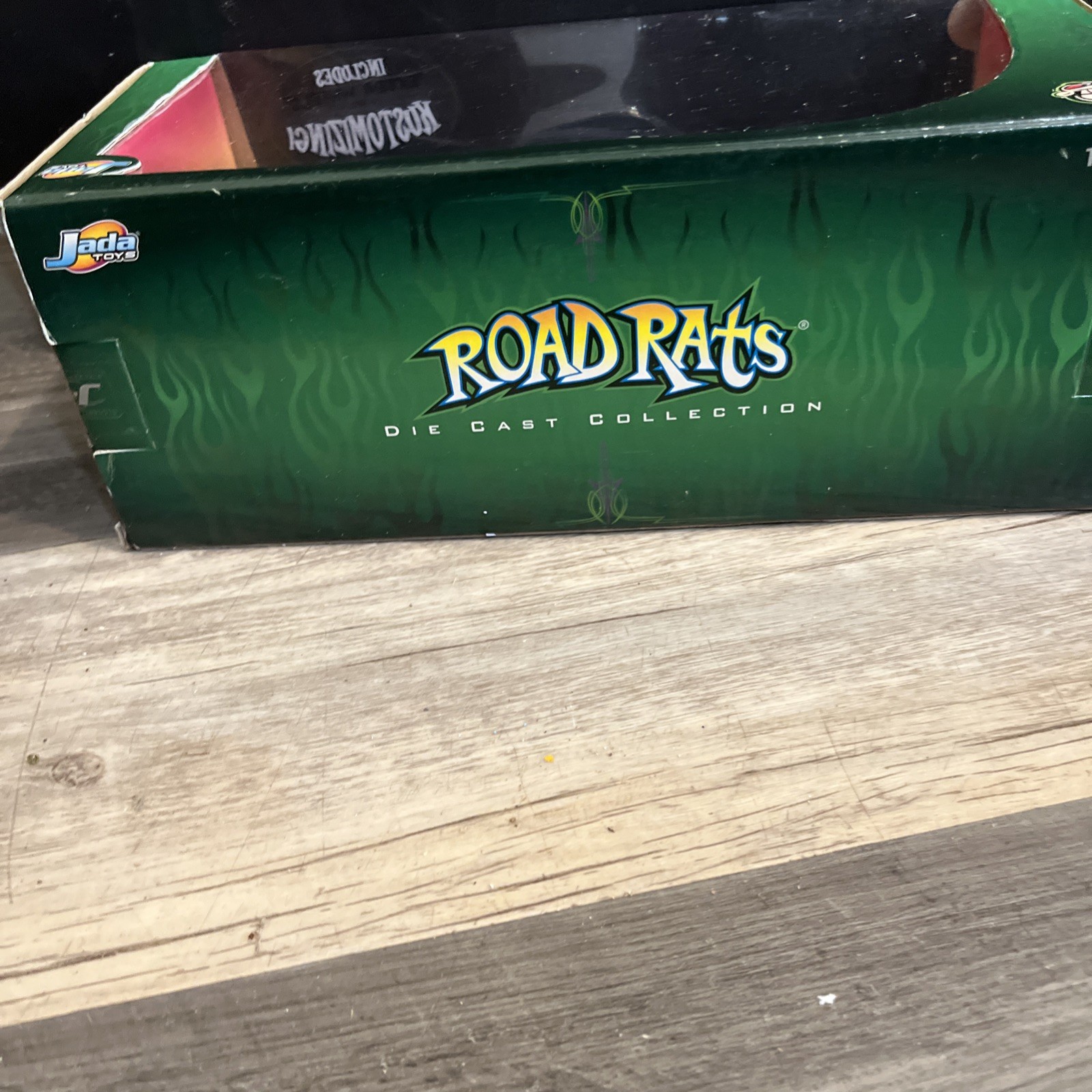 JADA – KUSTOMIZING – ROAD RATS – 1959 CADILLAC COUPE DEVILLE – 1/24 NEW IN Box