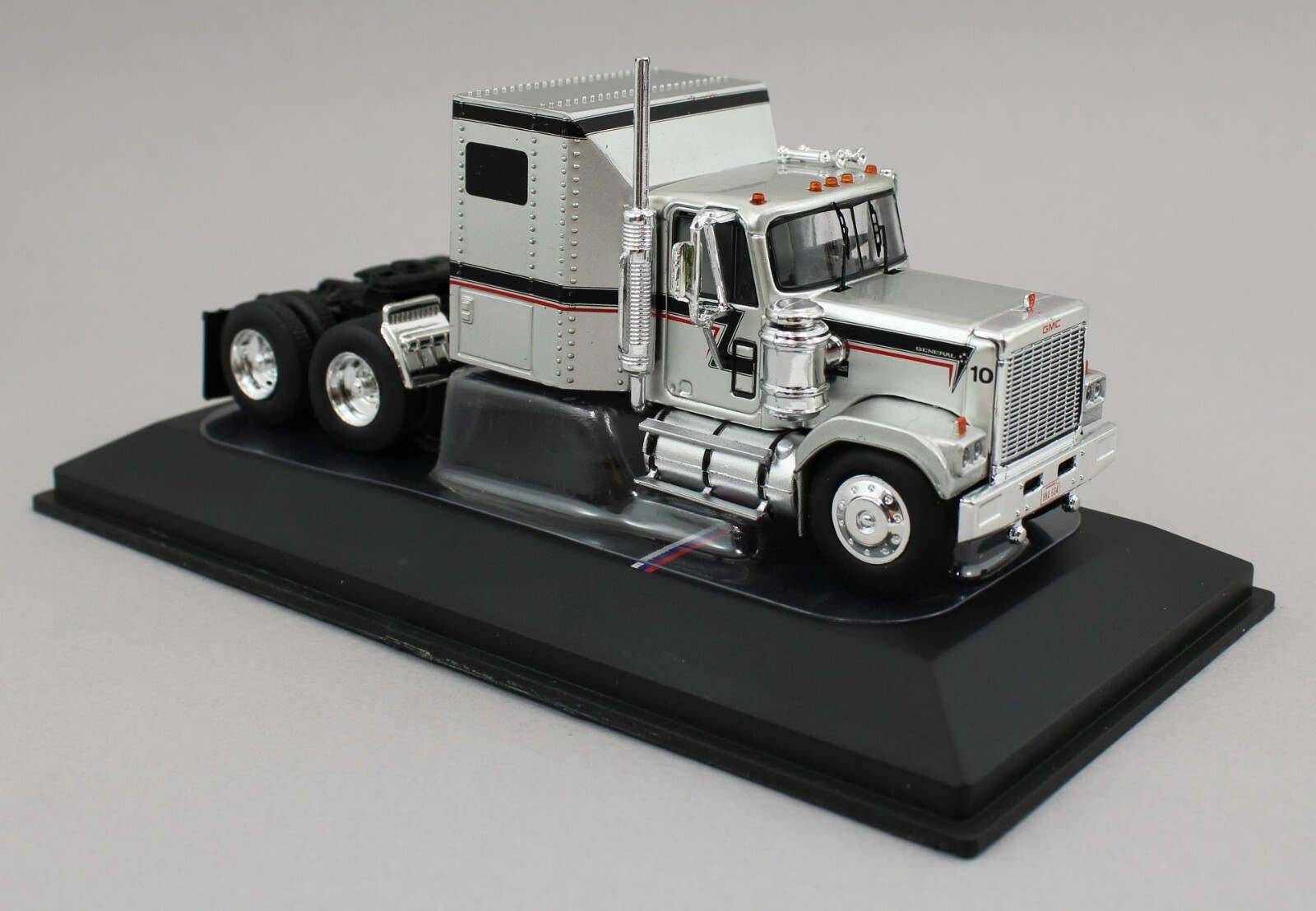 1:64 IXO Models *SILVER & BLACK* 1980 GMC General Semi Truck *NIB*