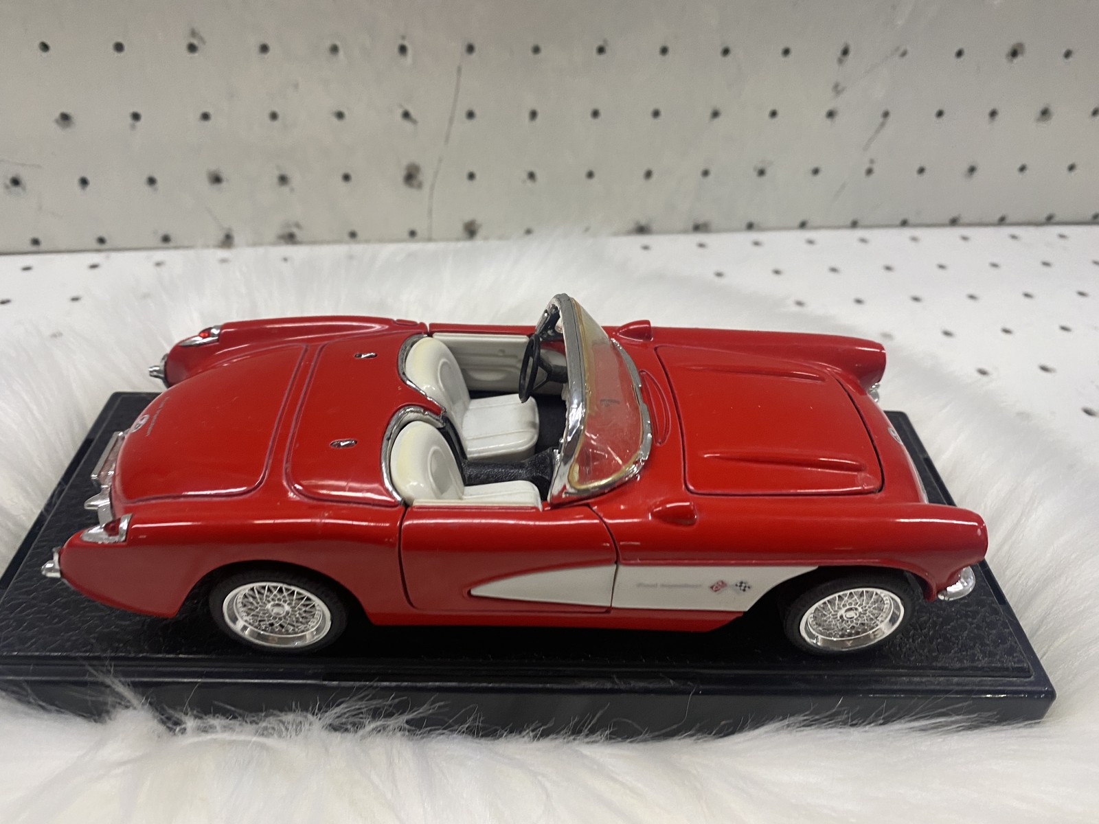 Chevrolet Corvette 1957 1:43 Diecast Model Toy Car Red Convertible With Stand