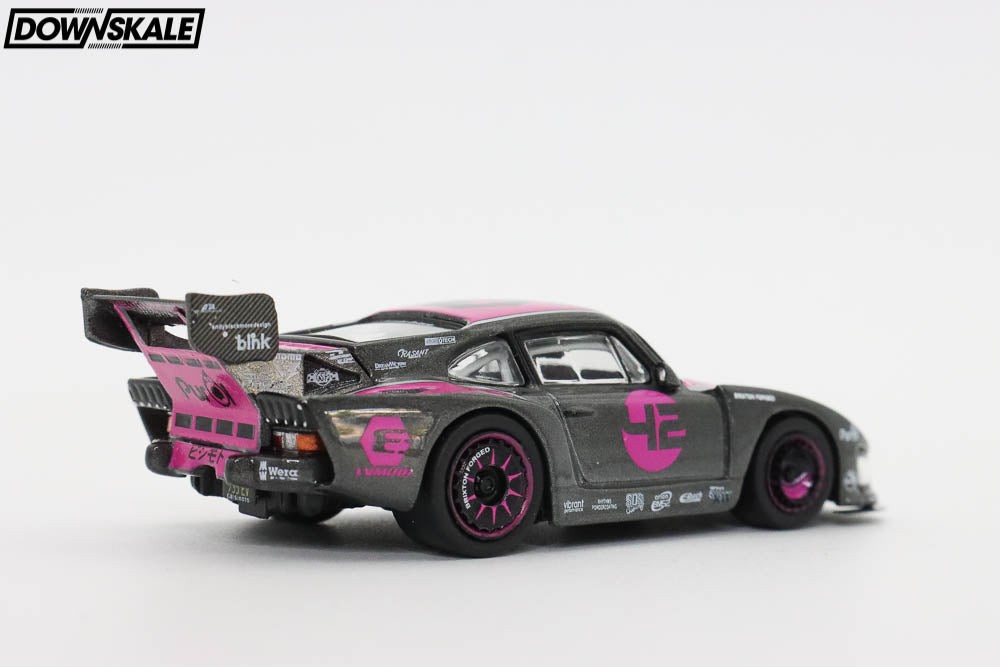 Tarmac Works Bisimoto Porsche 935 K3V with Trading Cards – Pink T64-079-K3V
