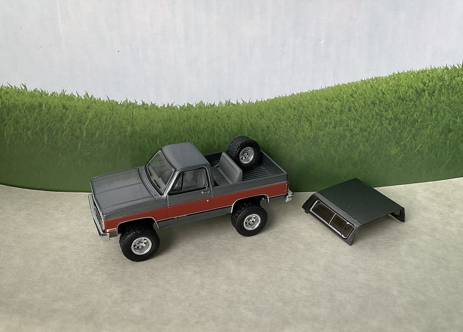 Greenlight 1990 CHEVROLET KS BLAZER Lifted Gray / red REMOVABLE TOP Chevy