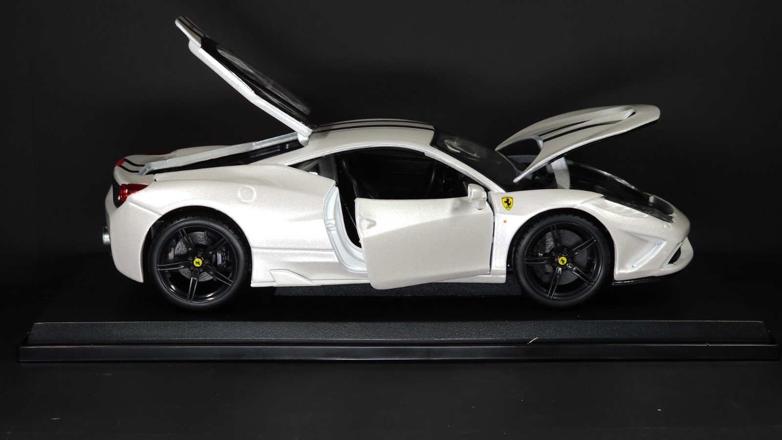 458 Speciale 1:18 Maisto Exclusive Style Special Edition – White