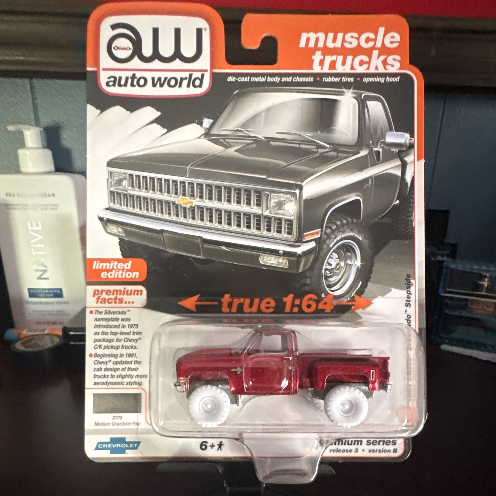 Auto World Muscle Trucks 1981 Chevy Silverado Stepside 1:64 Chase