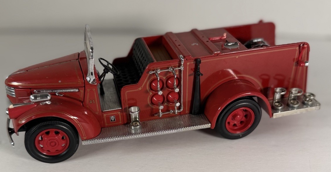 S1 1941 GMC Firetruck Red Fire Truck Yat Ming 1/24 Diecast #20068 – Vibrant NIB