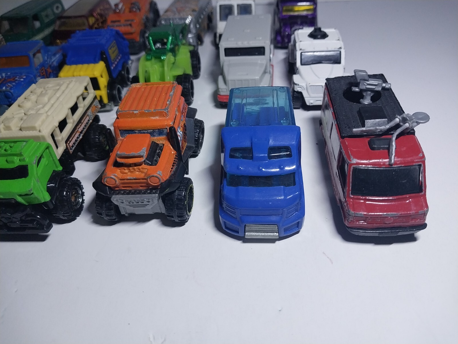 Lot 18 Hot Wheels & Matchbox Truck Bus Jeep Ect Please See Photos