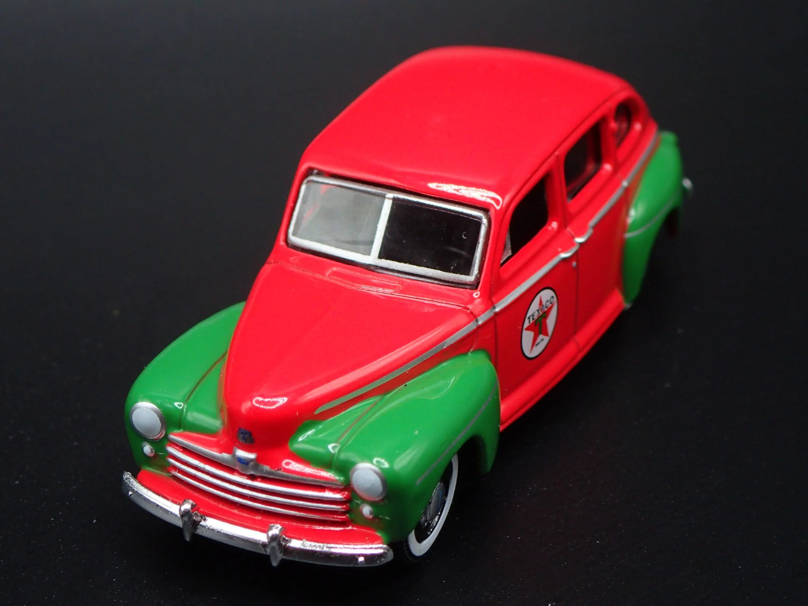 1948 48 FORD FORDOR SUPER DELUXE TEXACO OIL RED 1:64 SCALE DIECAST MODEL CAR
