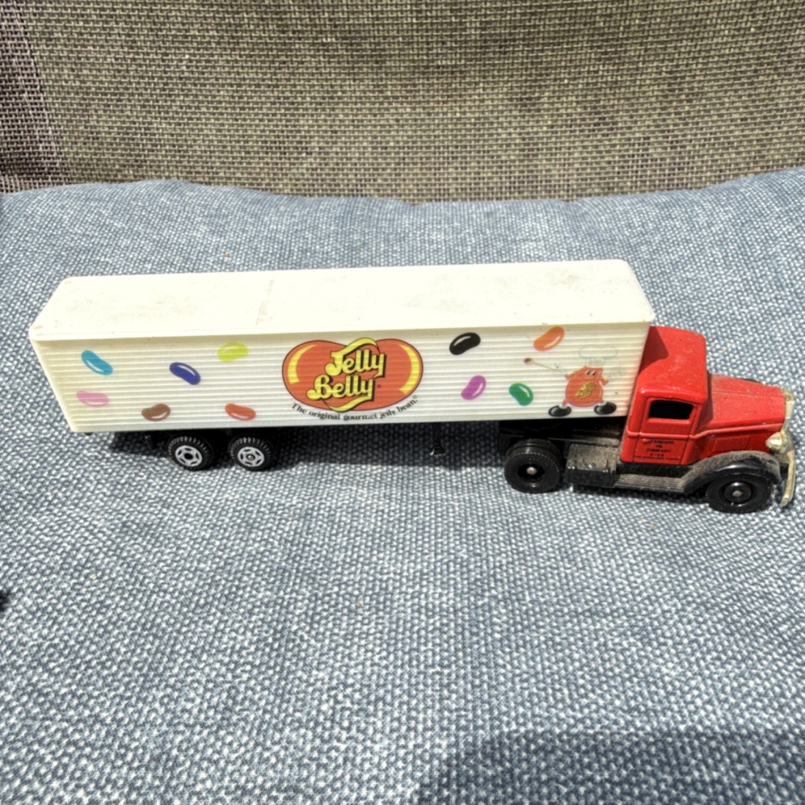 Jelly Belly 1:64 Diecast Tractor Trailer Semi Truck Red White Multicolor