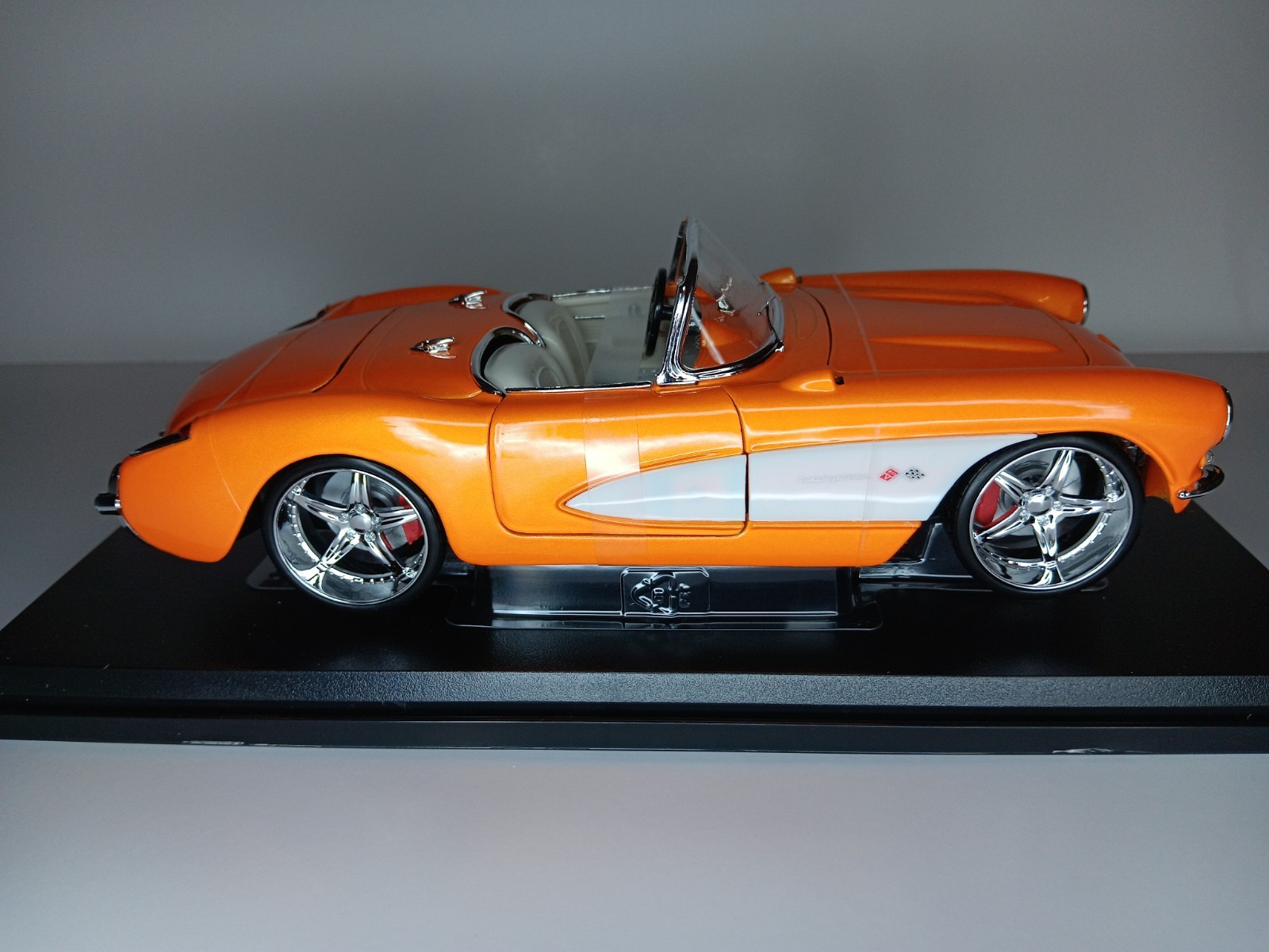 1957 Corvette 1:18 Maisto Exclusive Style Special Edition – Orange