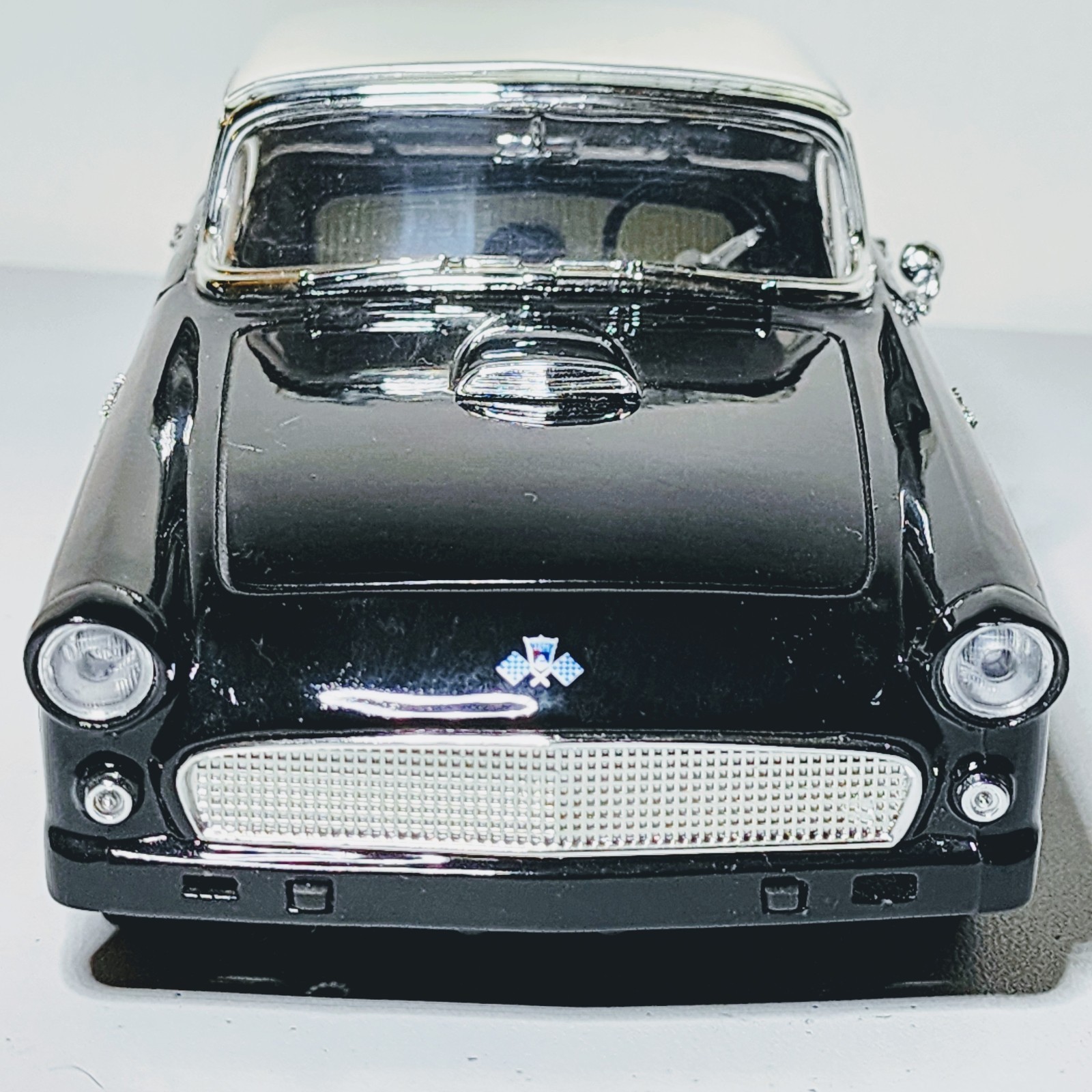 Road Signature 1955 Thunderbird Black w/ Removable Top 1:18 Diecast – Broken