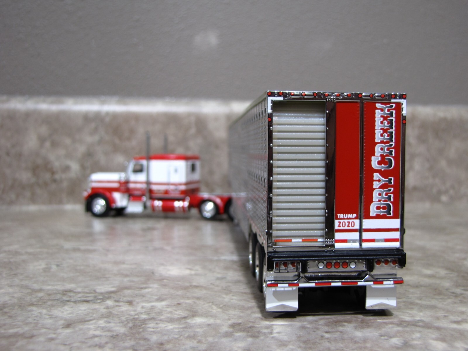 DCP 1/64 Dry Creek Red White Tri-Axle Peterbilt 389 Wilson Livestock 60-1050