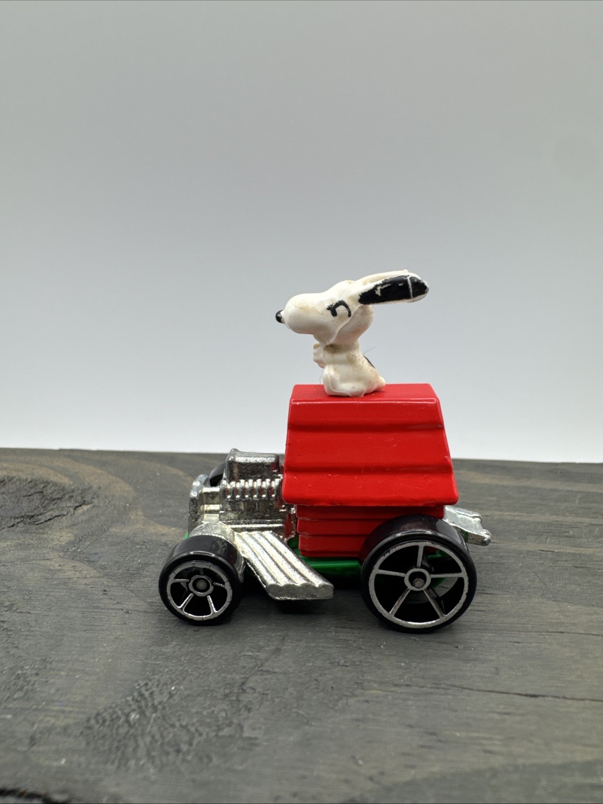 2016 Hot Wheels Screen Time Peanuts Snoopy Dog House Red Baron w/OH5 Spoke 1:64