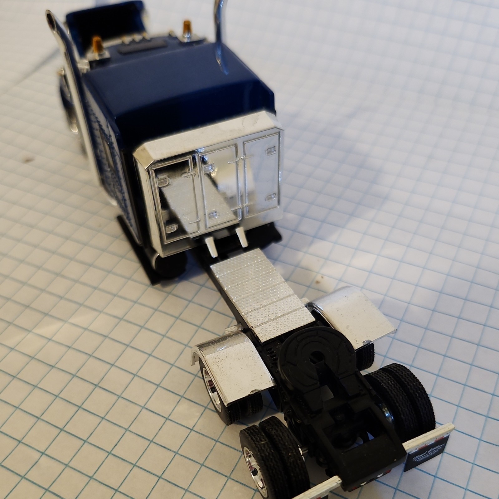 DCP 1:64 Floyd Gibbons Tri-axle Husky Spreader Kenworth Lowboy Tractor Trailer