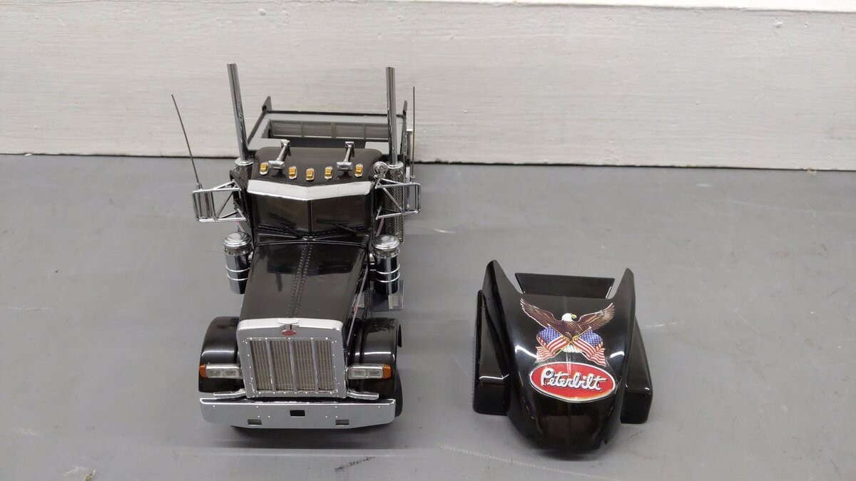 Franklin Mint 1:32 Diecast Black Peterblit 379 Semi Tractor Cab W/Removable Top
