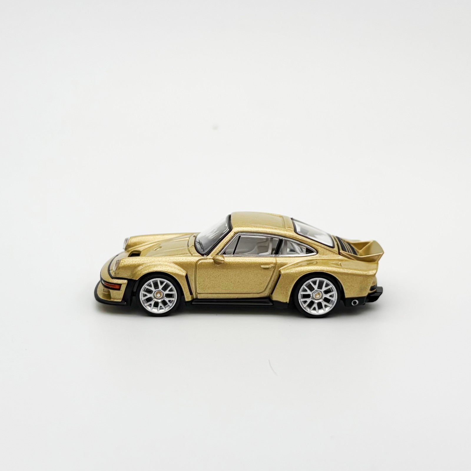 Pop Race 1:64 Porsche Singer DLS Turbo Gold #132
